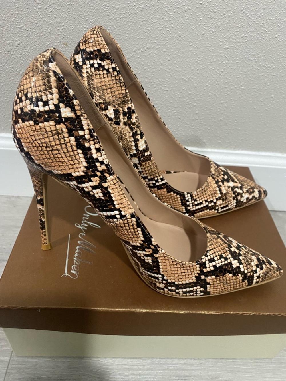 Snakeskin Pointed-Toe Stiletto Heels in Beige/Black - Unbranded